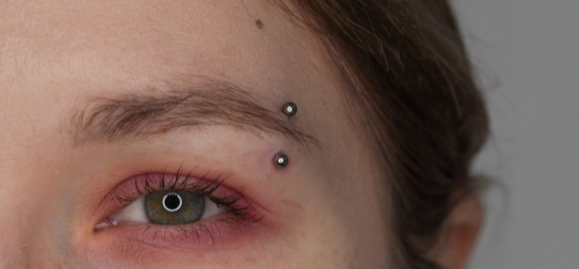 Иллюстрация прокола брови