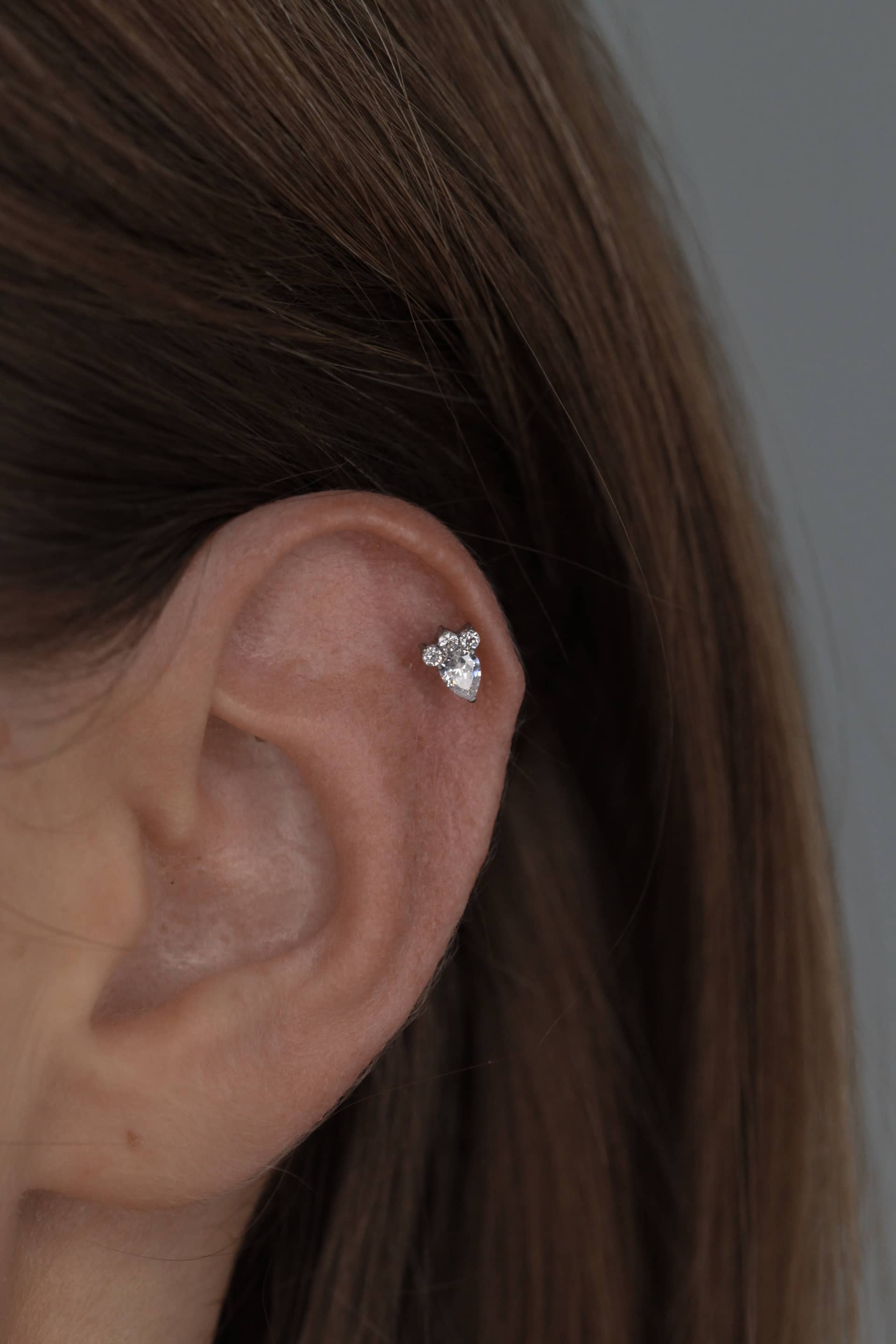 Прокол хеликс работа мастера Upgrade Piercing